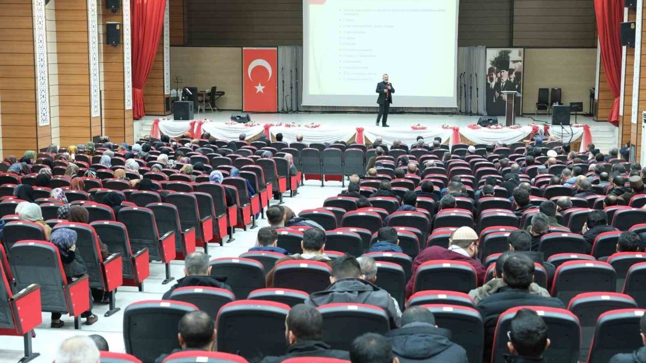 "Değerleriyle Güçlü Ailem" konulu konferans verildi