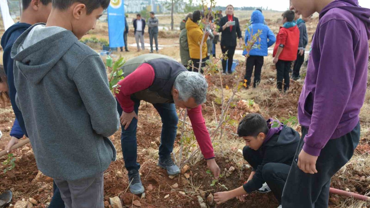 Öğretmenler Günü anısına 300 fidan toprakla buluşturuldu