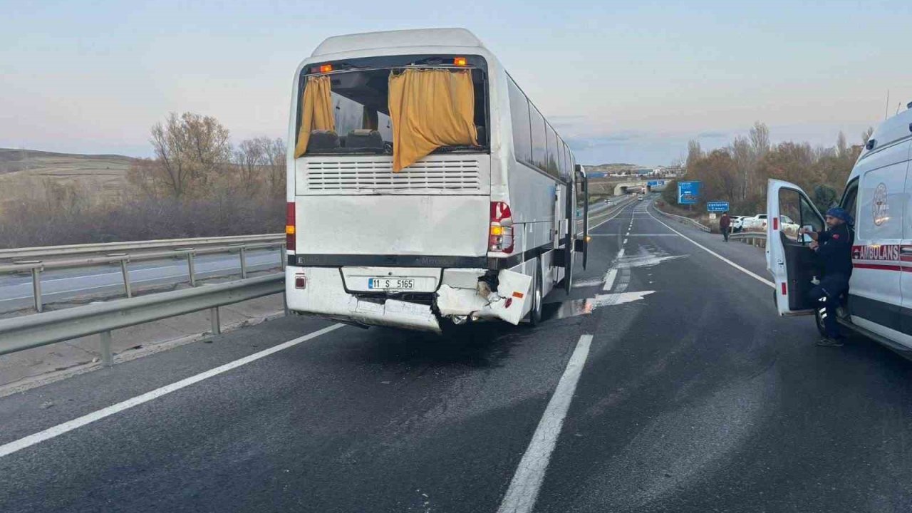 Fabrika servis otobüsü kaza yaptı, 10 işçi yaralandı