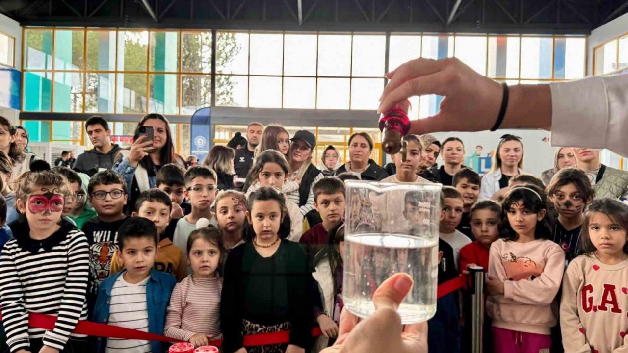 Çocuklar, Bilim Şenliği’nde unutulmayacak bir gün geçirdi