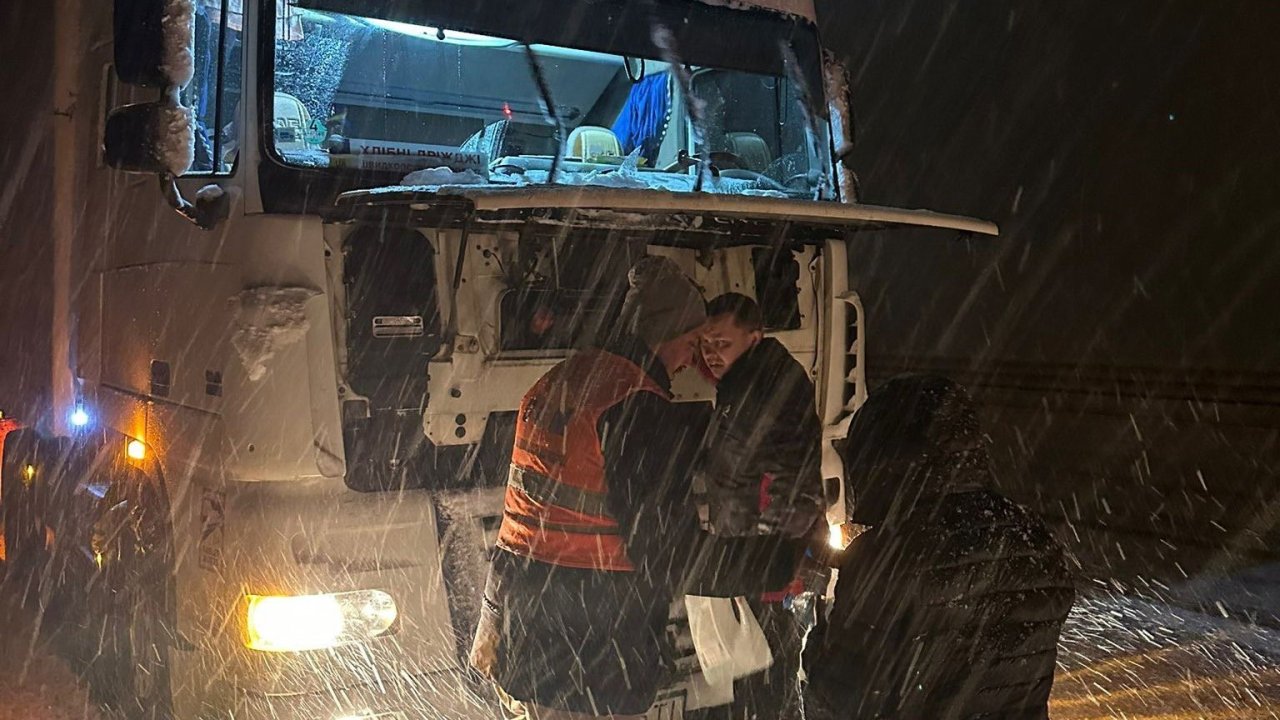 Kış lastiği olmayanlar yolda kaldı, ekipler sürücülerin yardımına yetişti