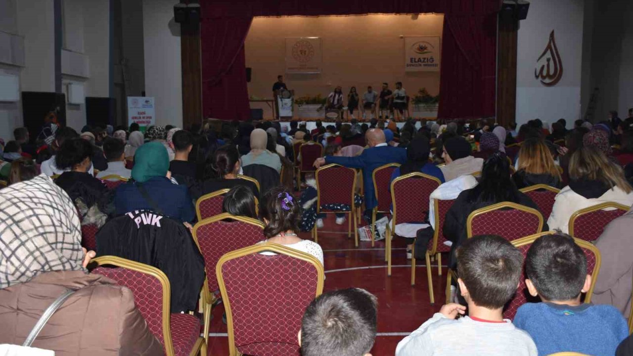 Elazığ’da ‘Güler misin Ağlar mısın’ adlı tiyatro büyük beğeni topladı