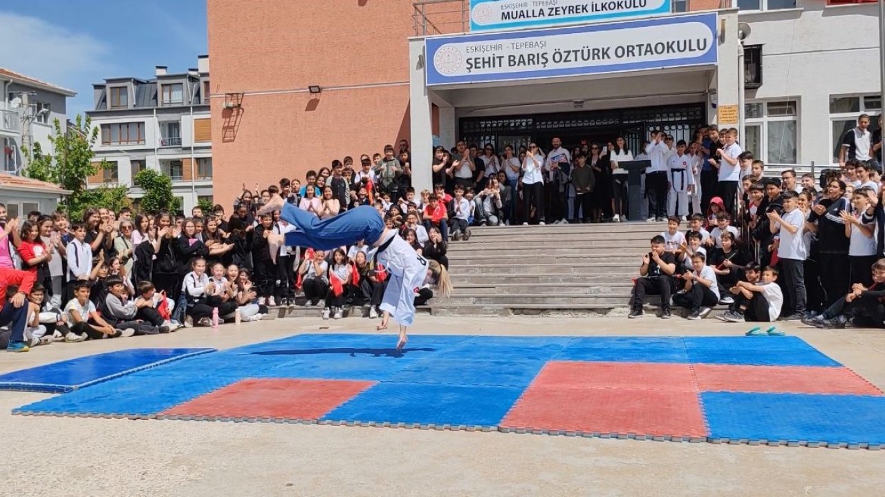 Dünya şampiyonu öğretmen ’uçarak’ ders işliyor, öğrenciler onun gibi olmak istiyor