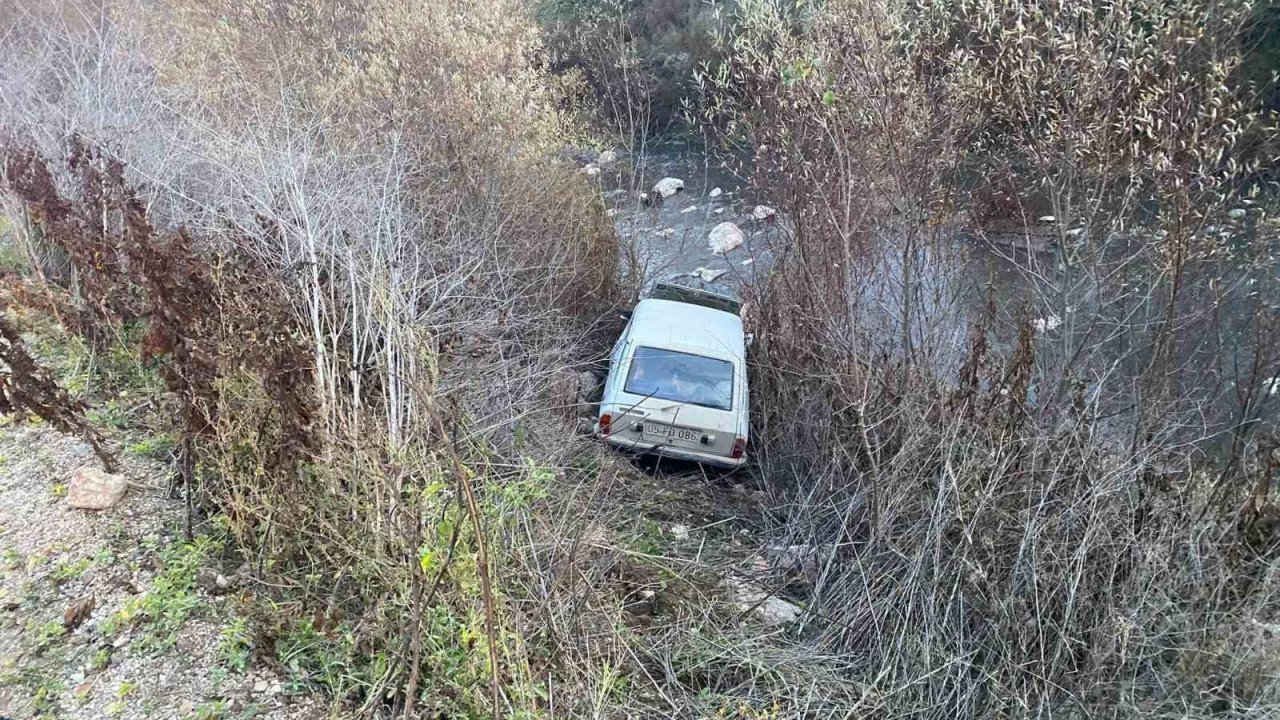 Amasya’da otomobil çayın kıyısına uçtu