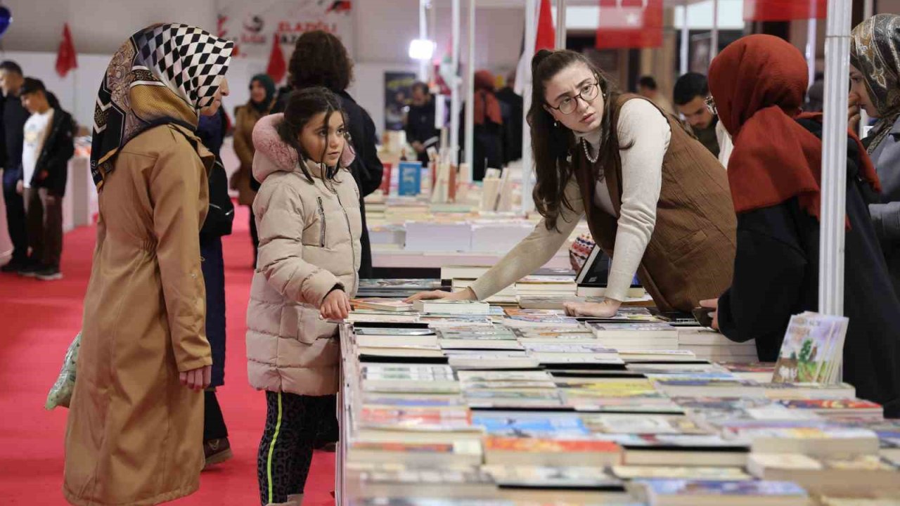 Elazığ Kitap Fuarı’na vatandaşların ilgisi sürüyor