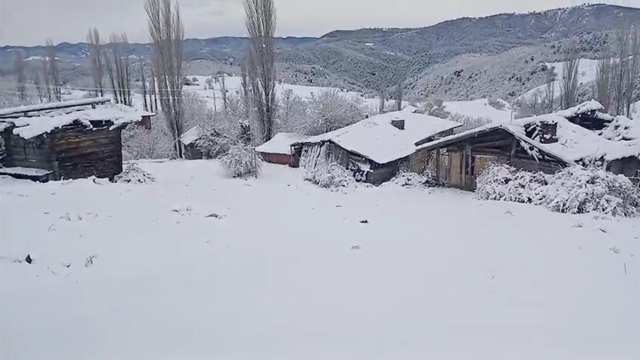 Çorum’da kar yağışı köyleri beyaza bürüdü