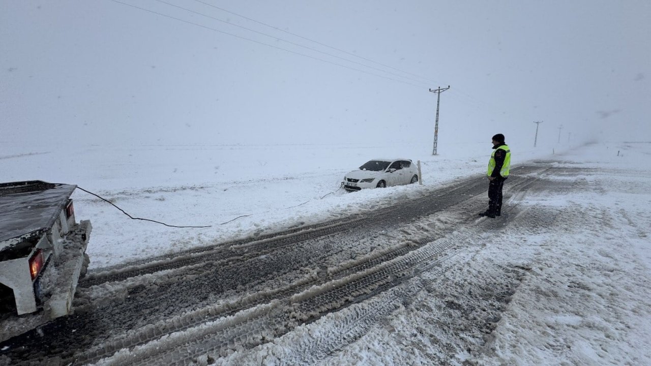 Yozgat’ta yoğun kar yağışı aracın kara saplanmasına neden oldu