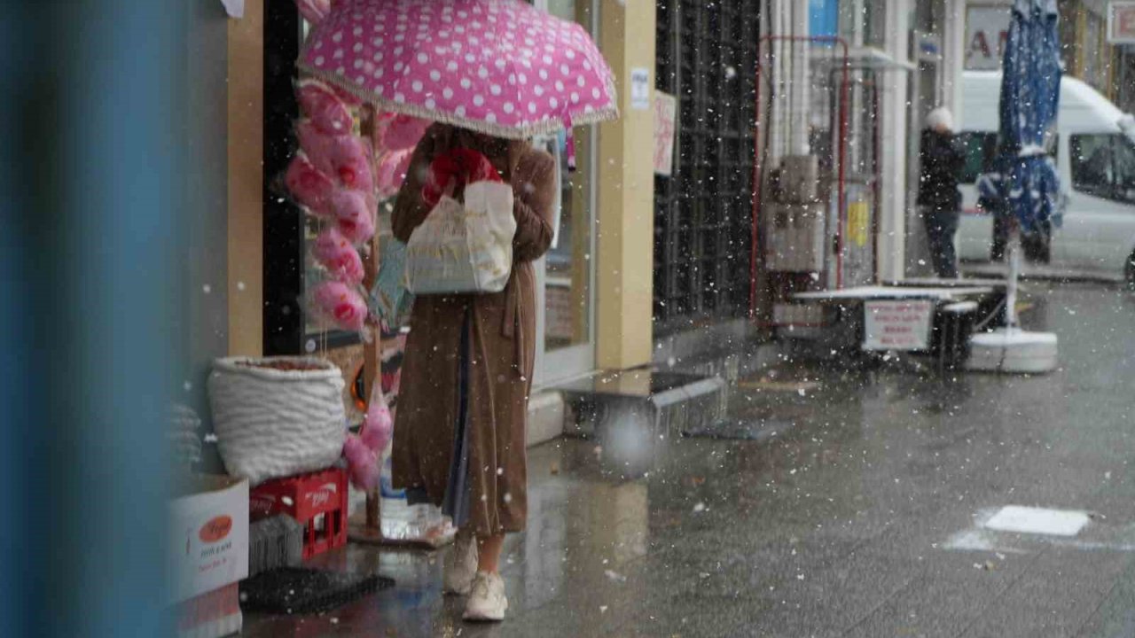 Hava sıcaklığının 10 derece birden düştüğü Bayburt’ta kar ve tipi etkili oldu