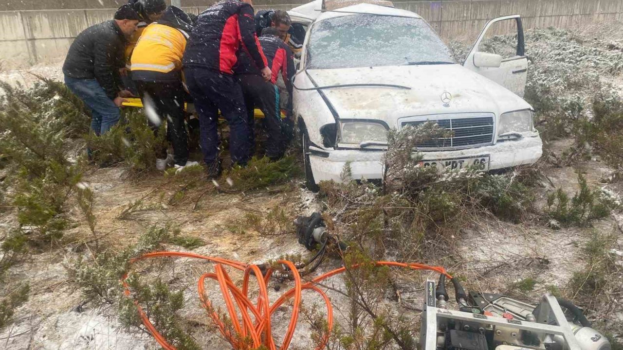 Gümüşhane’de kontrolden çıkan otomobil refüje çıktı: 2 yaralı