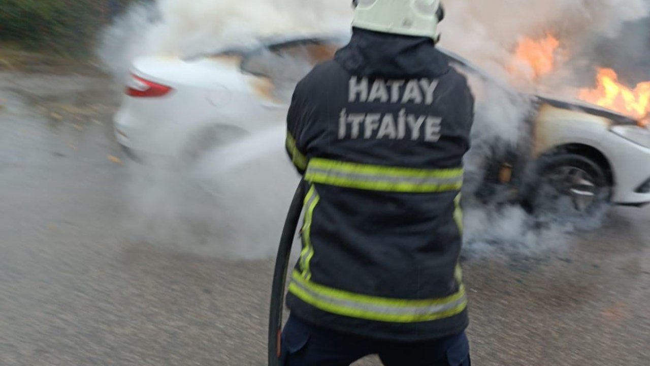 Hatay’da park halindeki otomobil alev alev yandı