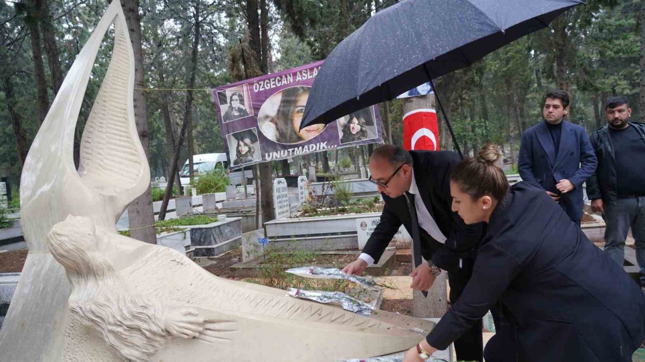 Kadına şiddetin simgesi Özgecan Aslan unutulmadı