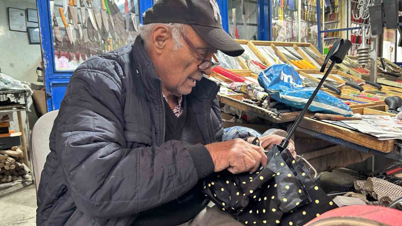 Fırtınalarda kırılan şemsiyeler tamircilerde yoğunluğa sebep oldu