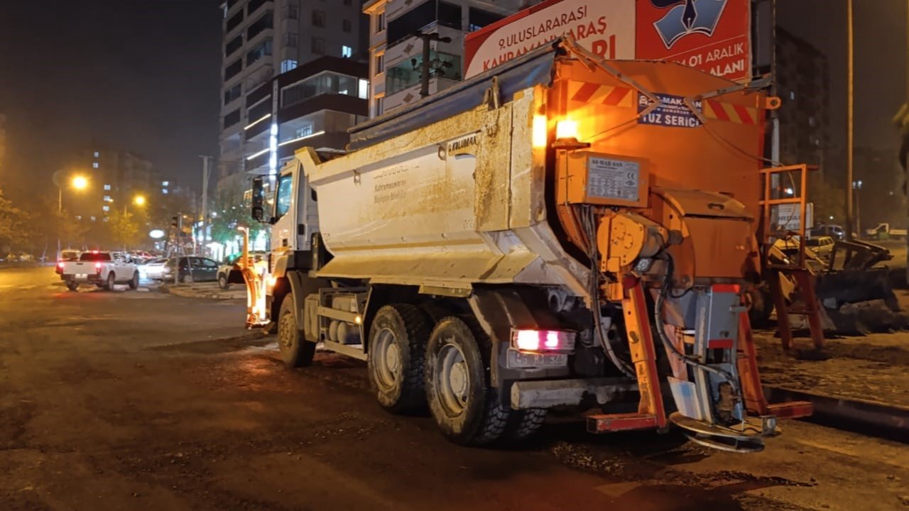 Kahramanmaraş büyükşehir belediyesinden gece mesaisi