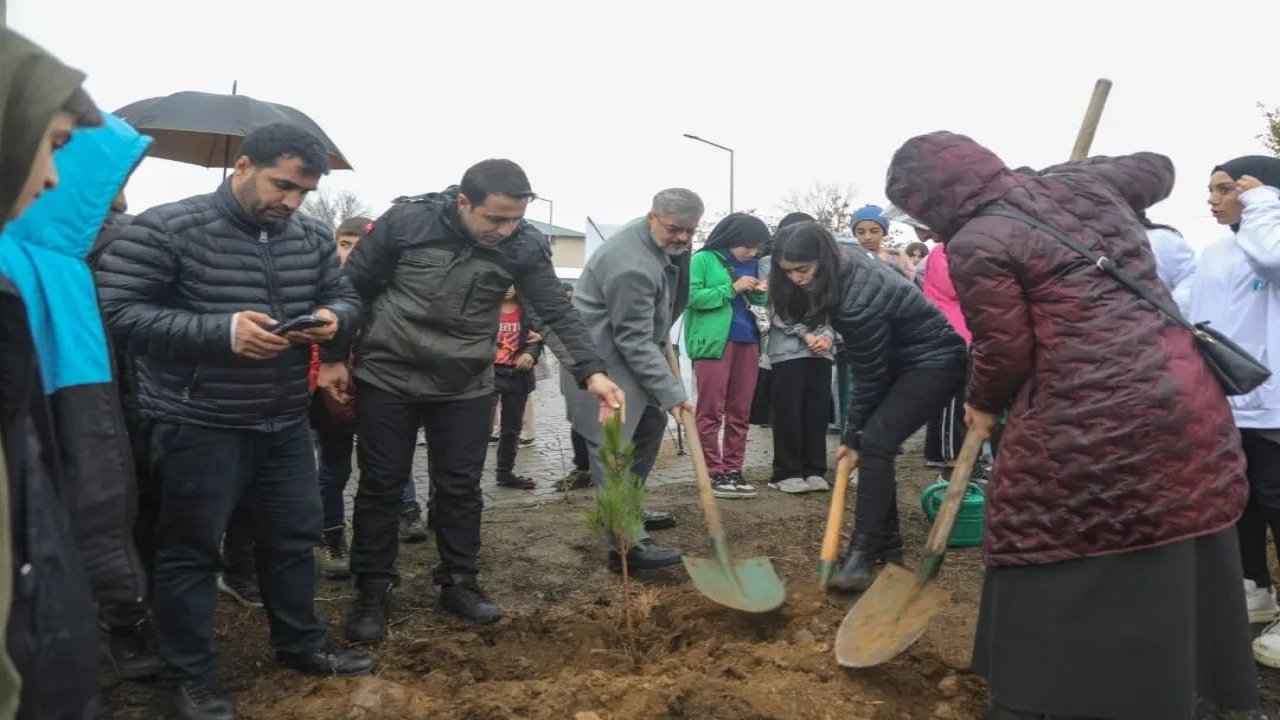 Bingöl’de Yatılı Bölge Okulunda 300 fidan toprakla buluştu