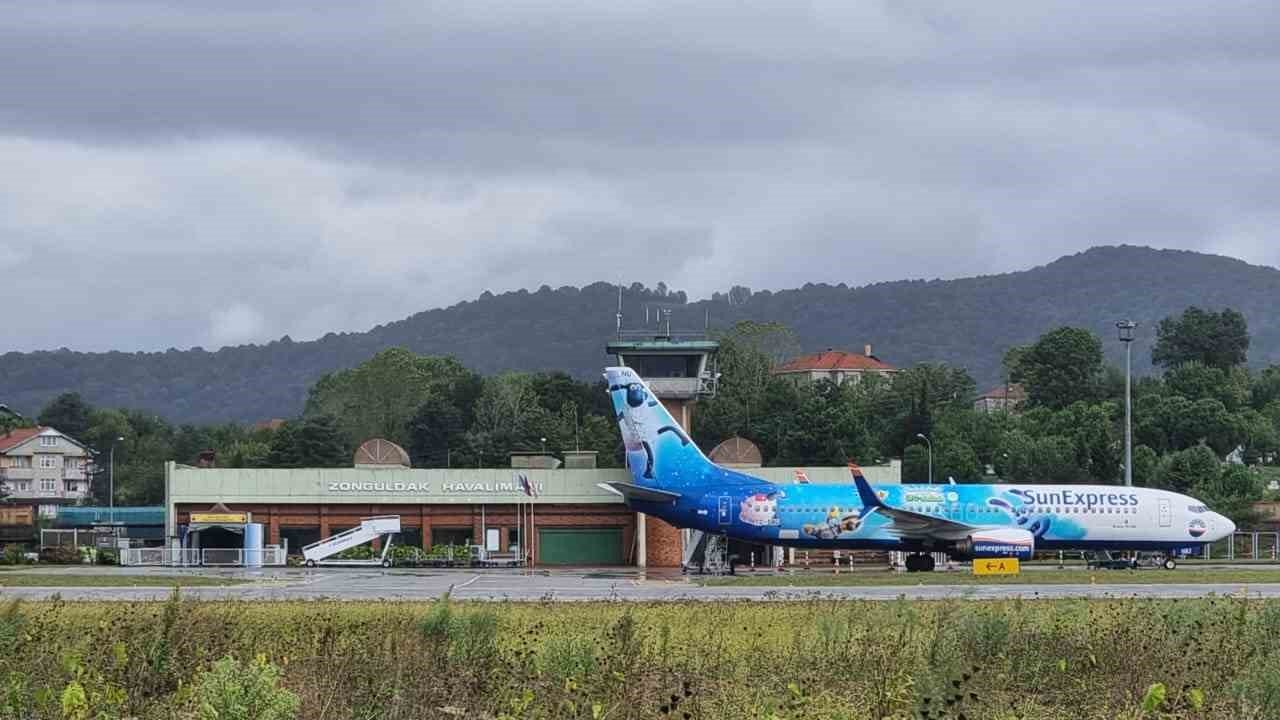 Almanya’dan Zonguldak’a gelen yolcu uçağına yıldırım düştü