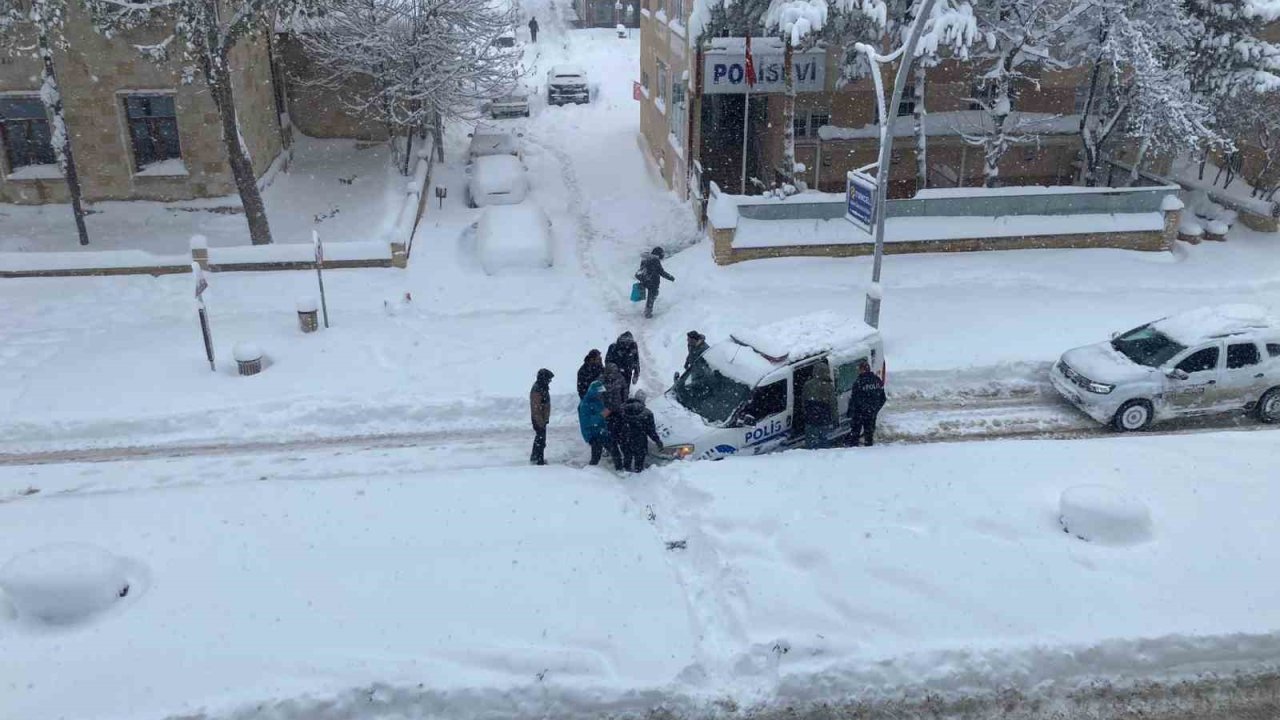 Bayburt’ta kar nedeniyle trafik durma noktasına geldi ulaşım kontrollü sağlıyor