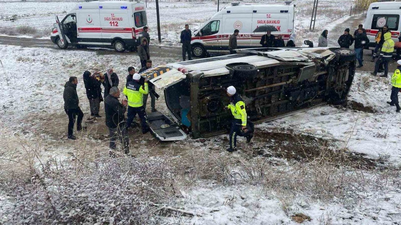 Muş’ta servis minibüsü devrildi: Sürücü ile 15 öğretmen yaralandı