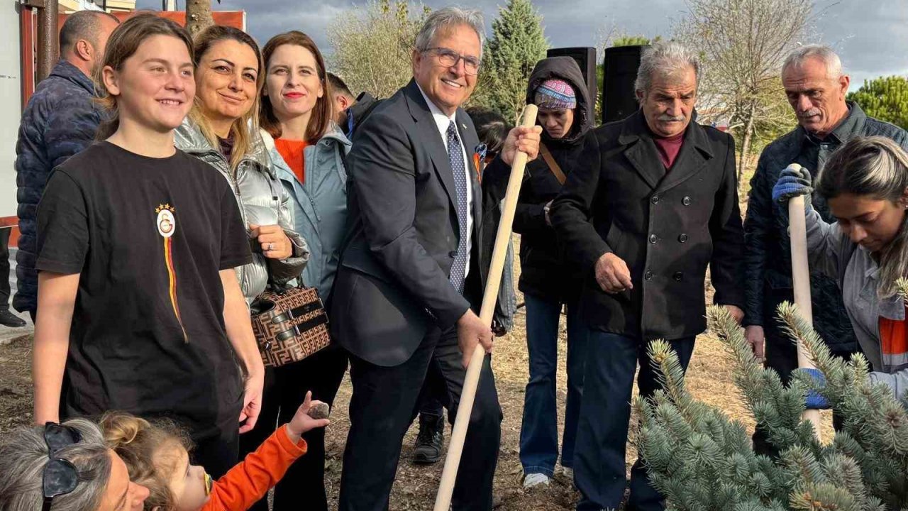 Bandırma’da katledilen kadınlar anısına fidan dikildi