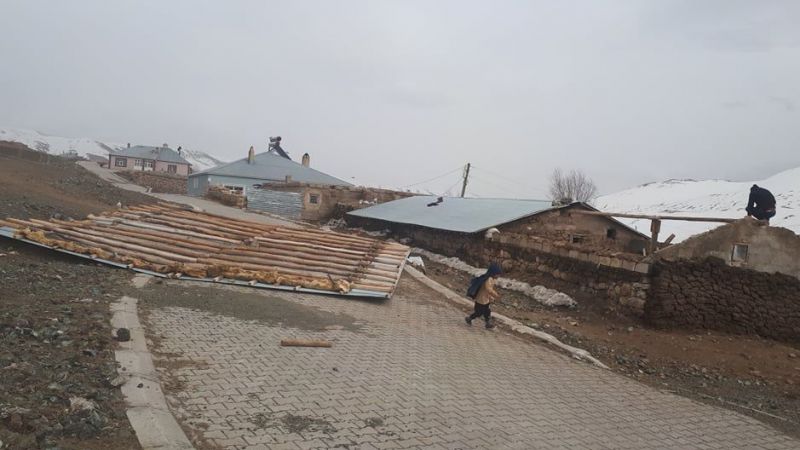 Kars'ta şiddetli rüzgar çatıları uçurdu