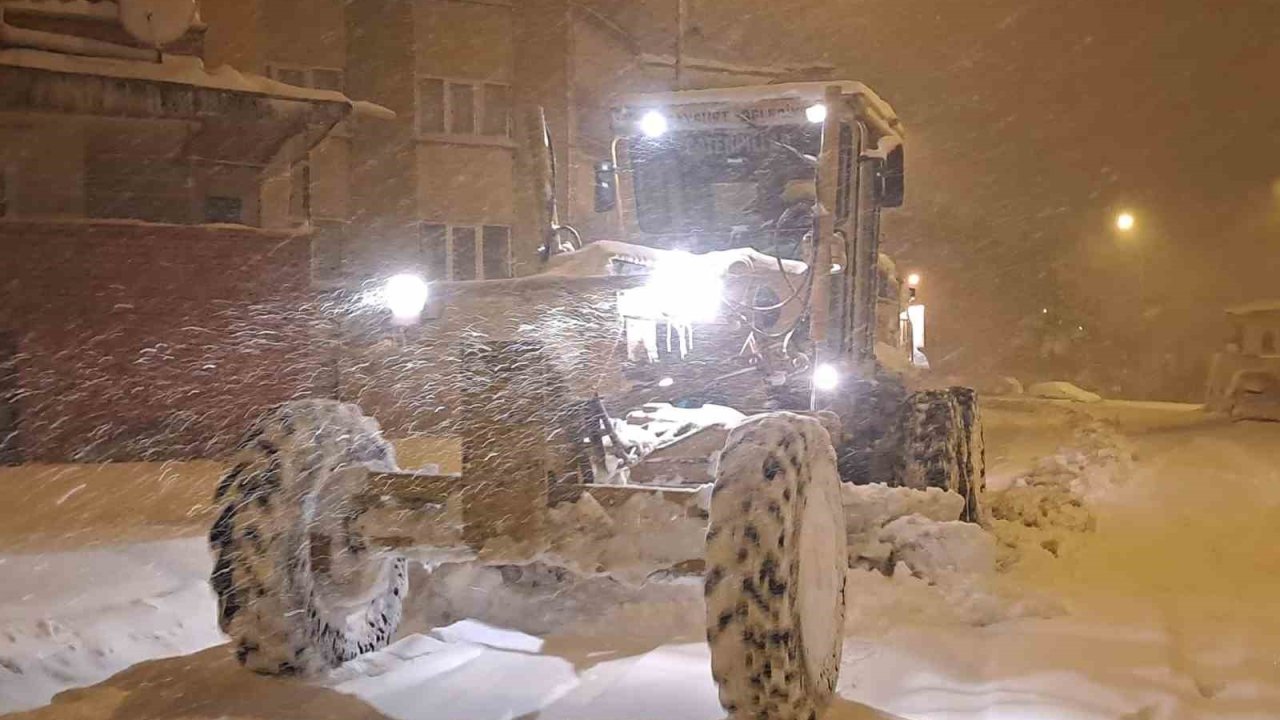 Bayburt’ta kar kalınlığı 80 santimetreyi buldu