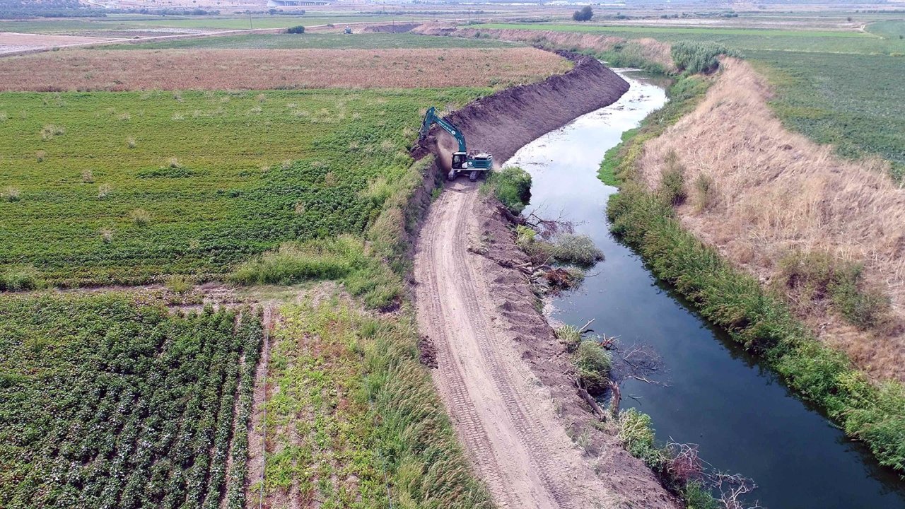 Uşak’ta dere yatakları taşkın riskine karşı temizlendi