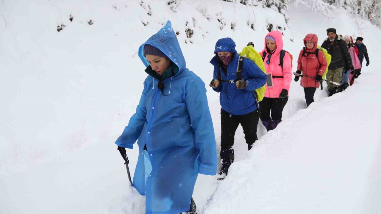 Doğaseverler 70 santimetre karda 9 kilometre yürüdü