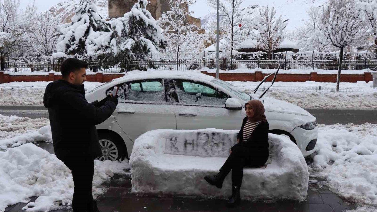 Oltu’da esnaf kardan adam yerine kardan koltuk yaptı