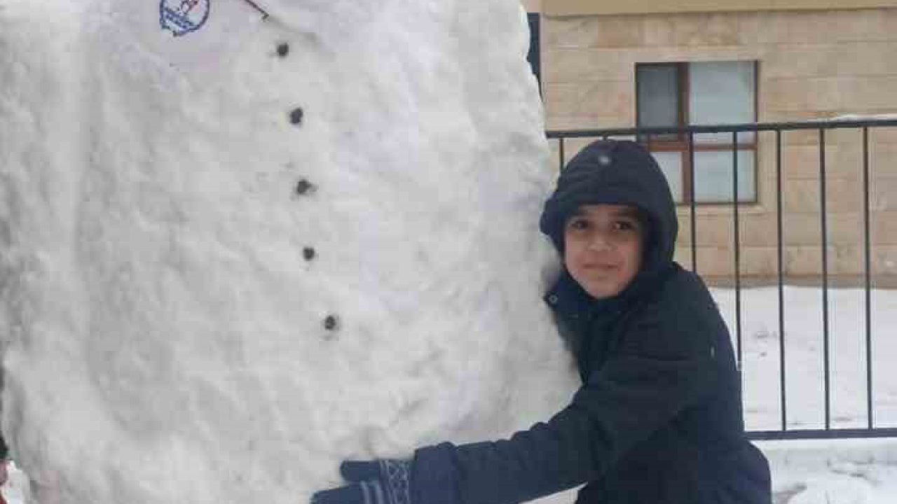 Elazığ’da  kardan adamlar yerlerini aldı