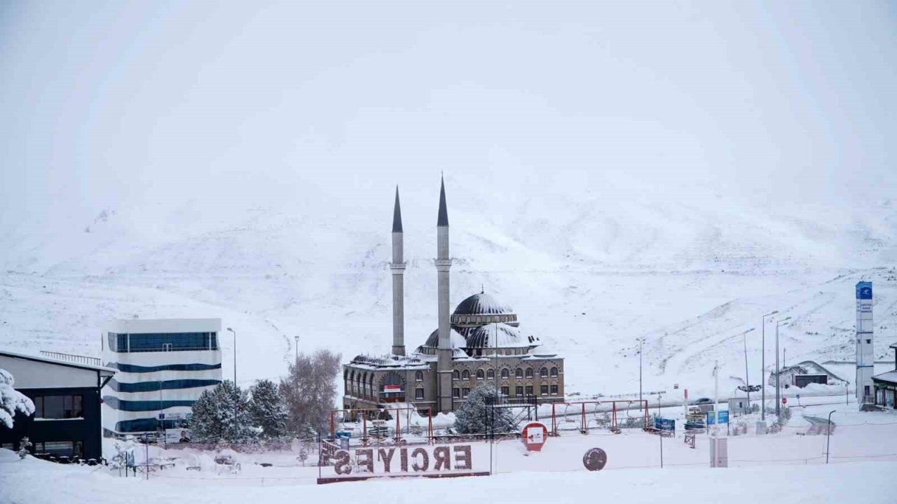 Erciyes’te kar kalınlığı 50 santimi buldu, hazırlıklar hızlandı