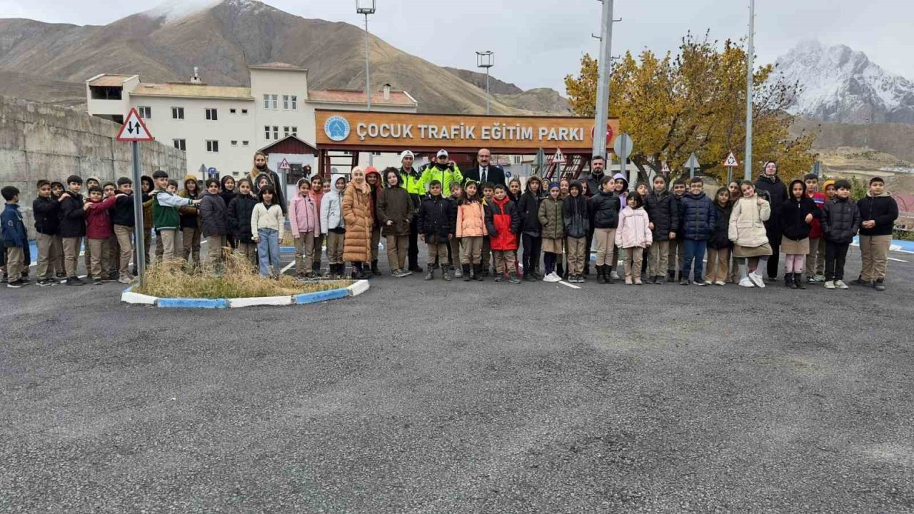 Hakkari’de çocuklara trafik eğitimi verildi