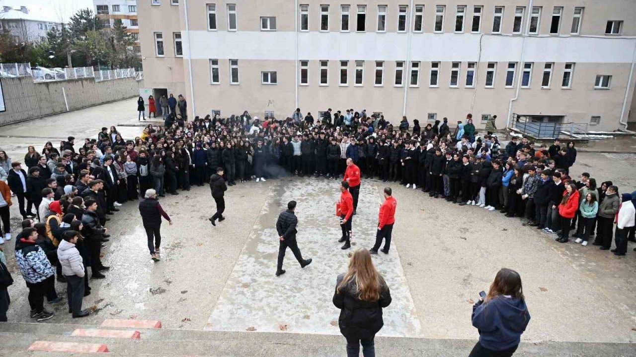 Bozüyük’te Kumral Abdal Anadolu Lisesi öğrencilerine yangın eğitimi