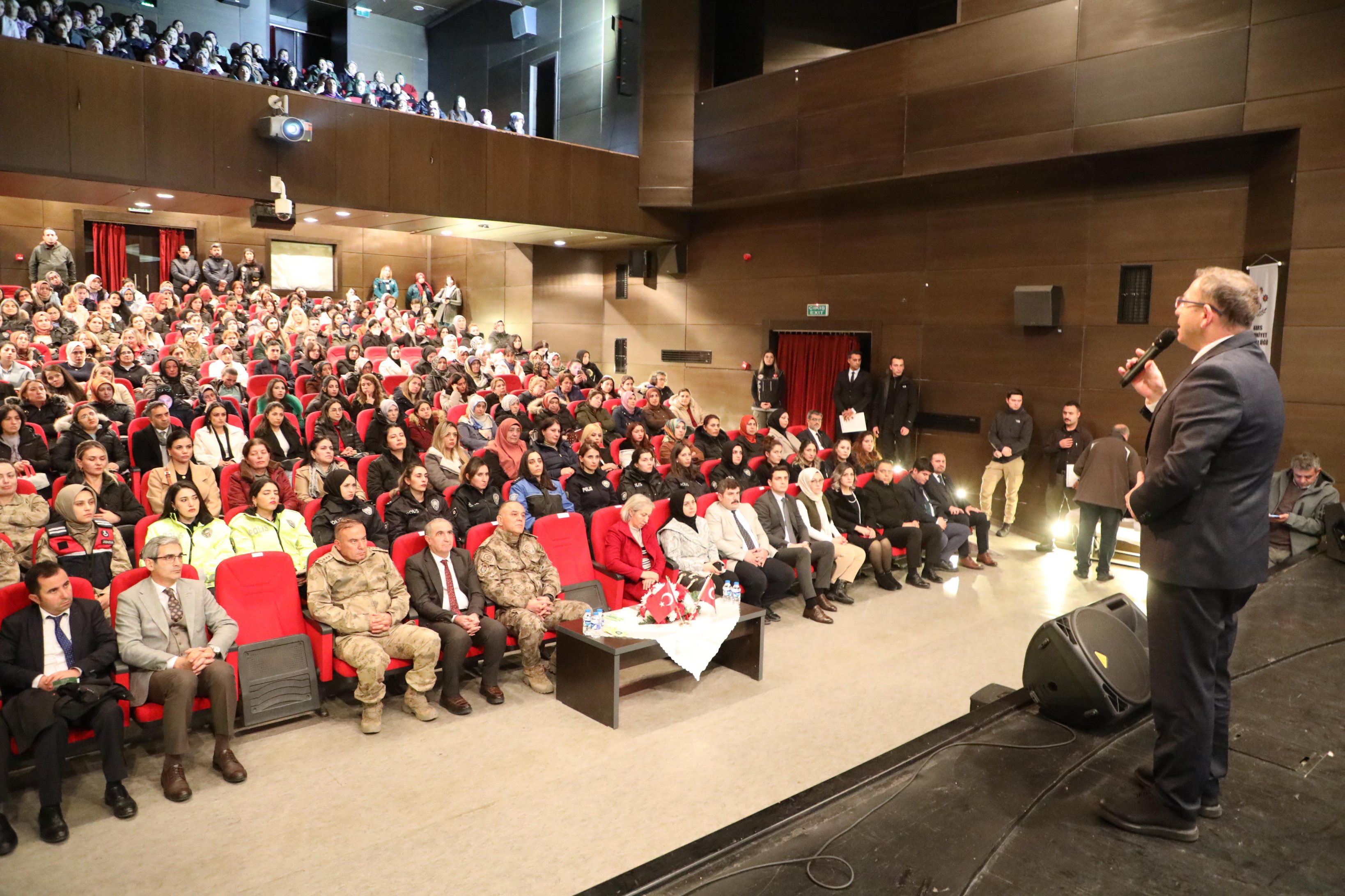 Kars'ta "EN İYİ NARKOTİK POLİSİ ANNE" eğitim semineri yapıldı