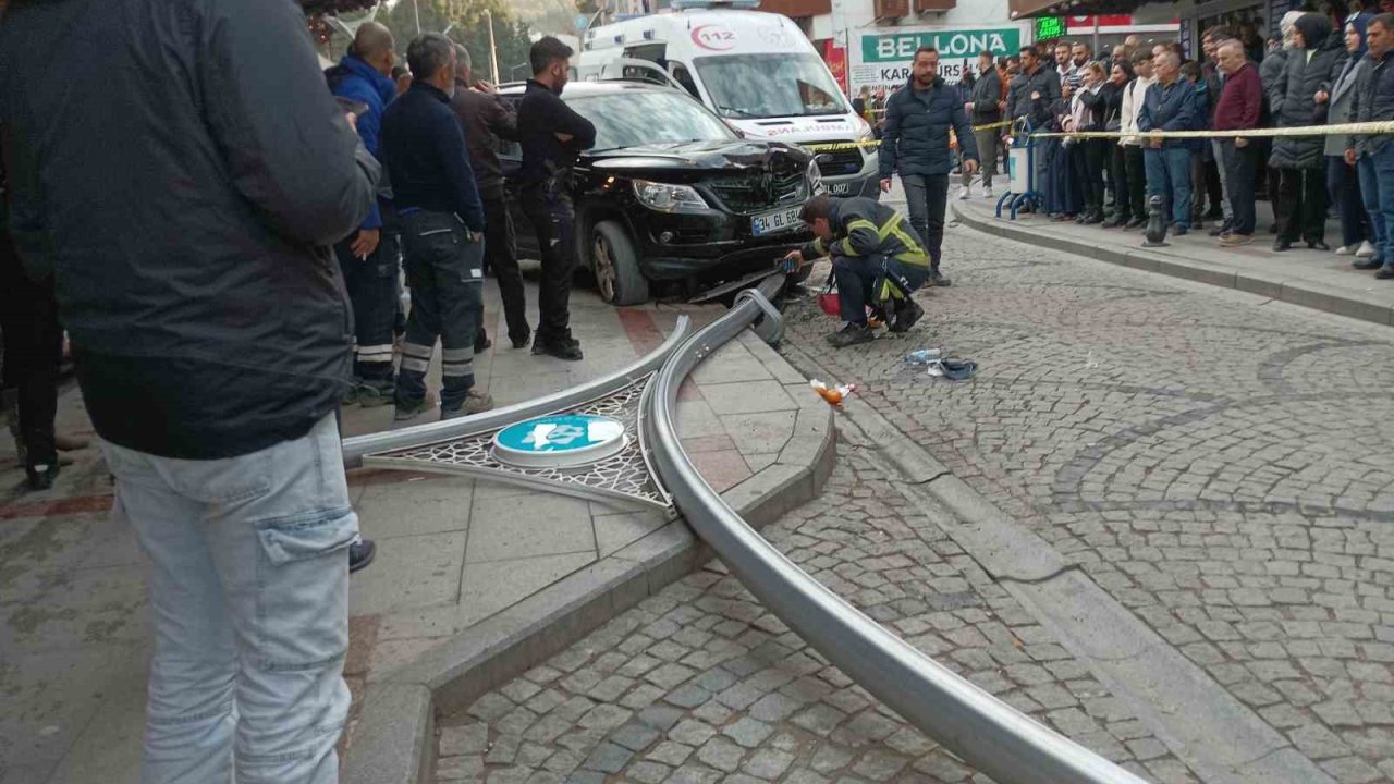 Aracın çarptığı aydınlatma direği yayaların üzerine düştü: 6 yaralı