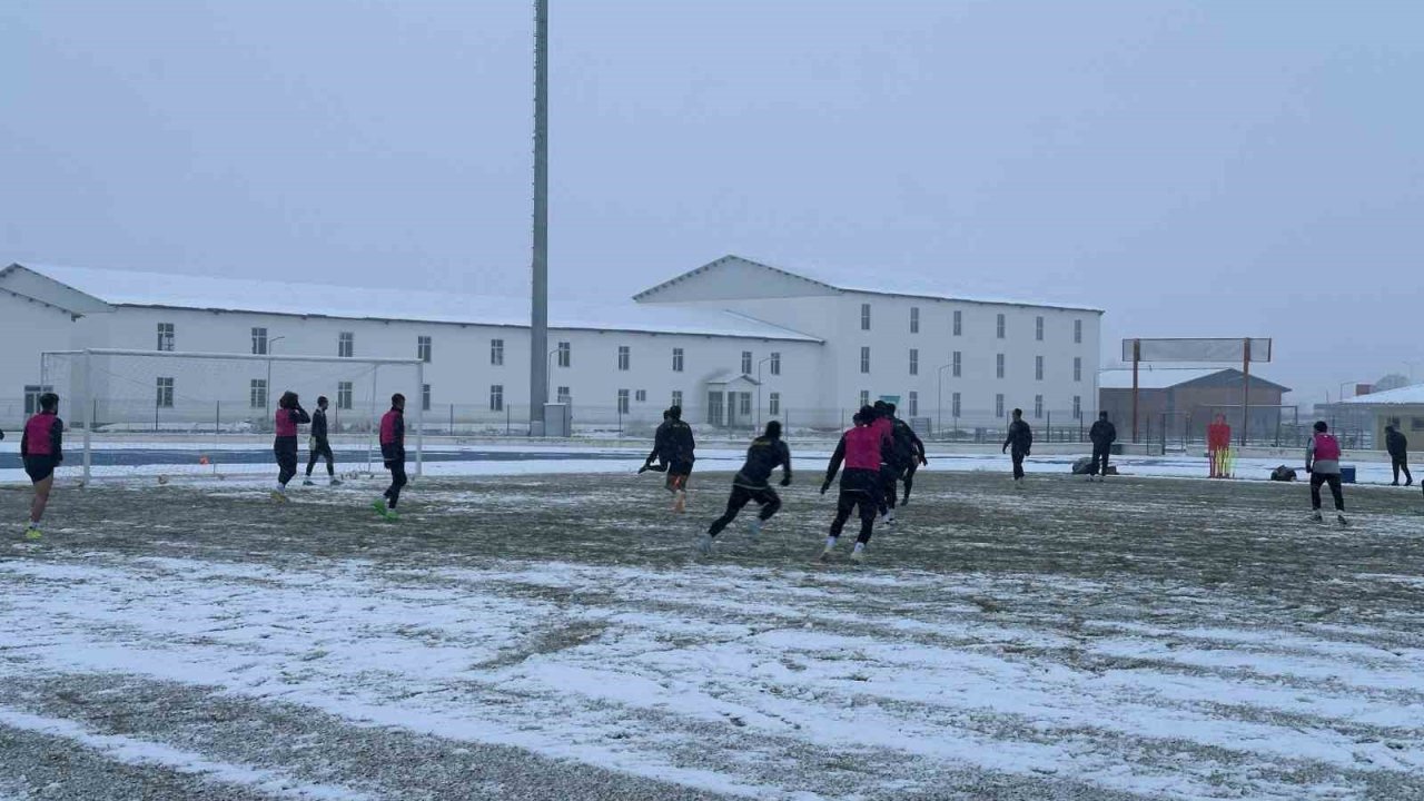 Muş Spor kar altında antrenman yaptı