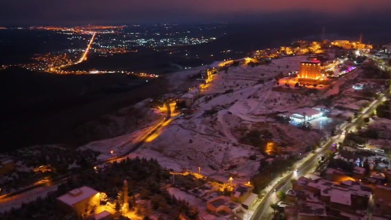 Beyaza bürünen Mardin, gece havadan görüntülendi