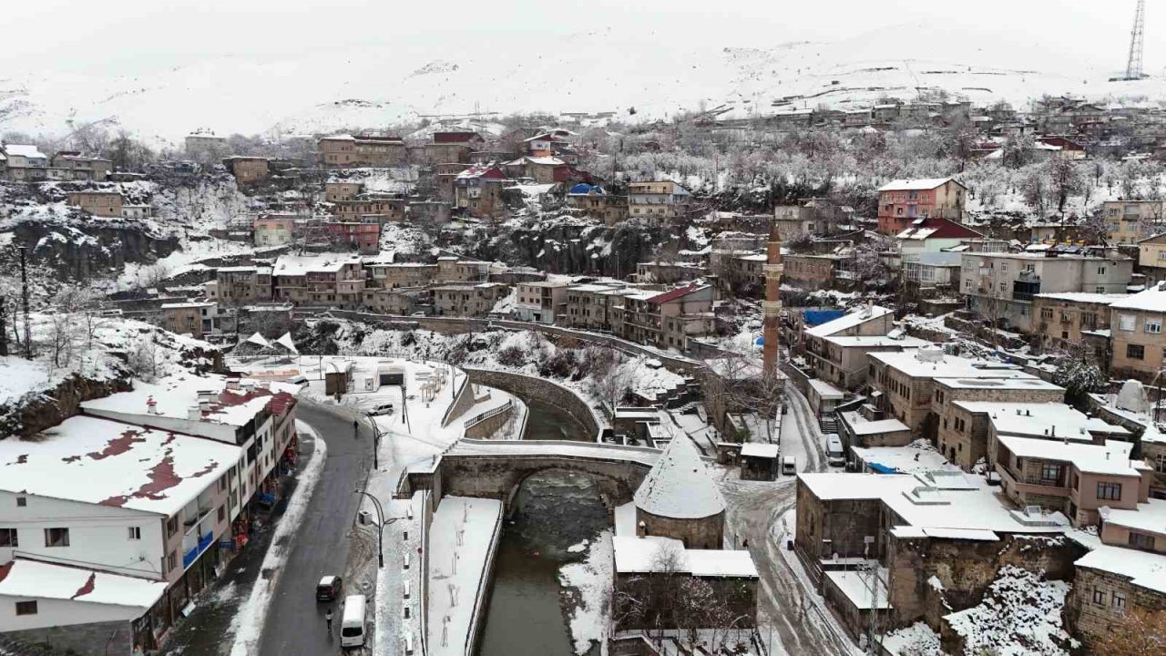 Bitlis’in tarihi mekanları karda kartpostallık görüntüler oluşturdu