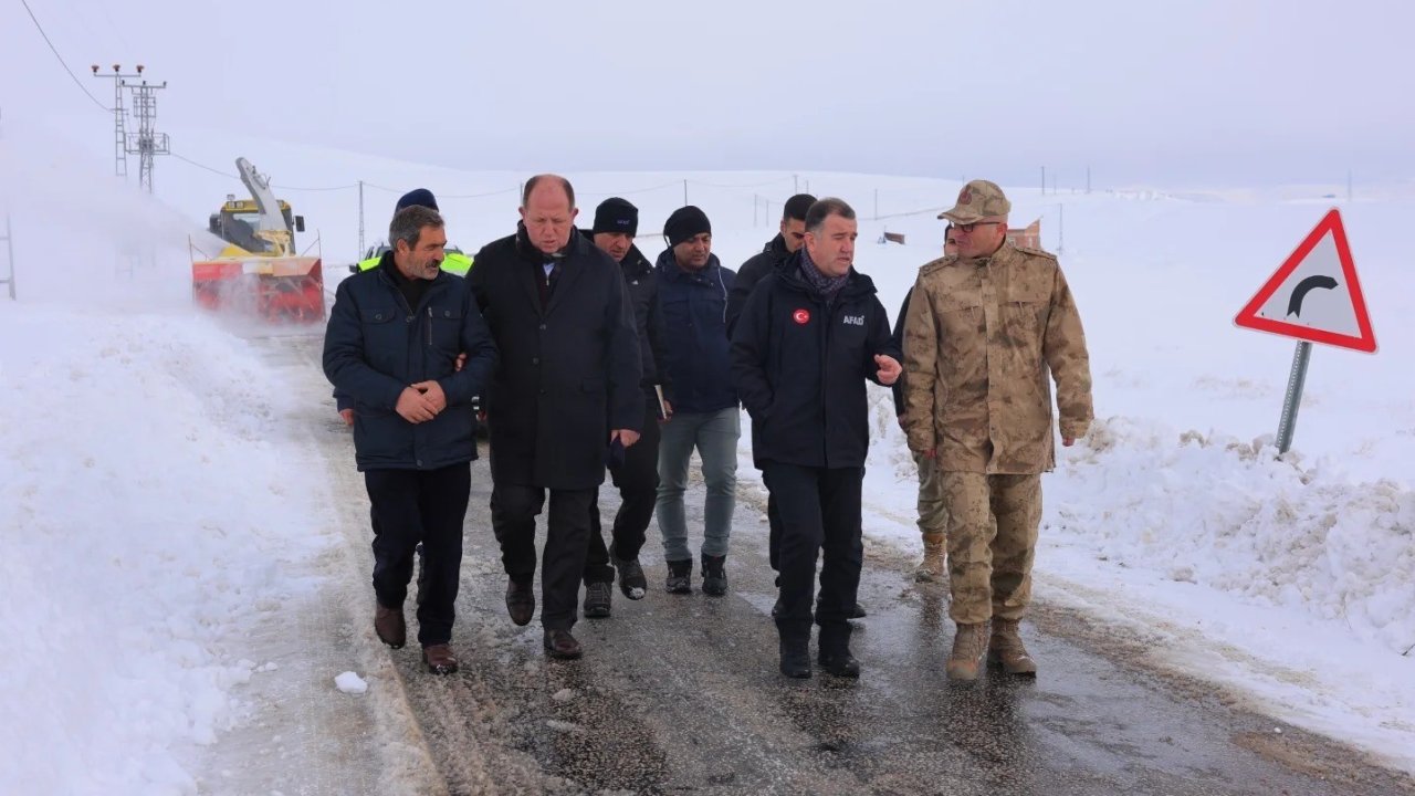 Bayburt’un kapalı köy yollarında yol açma çalışmaları yapılıyor