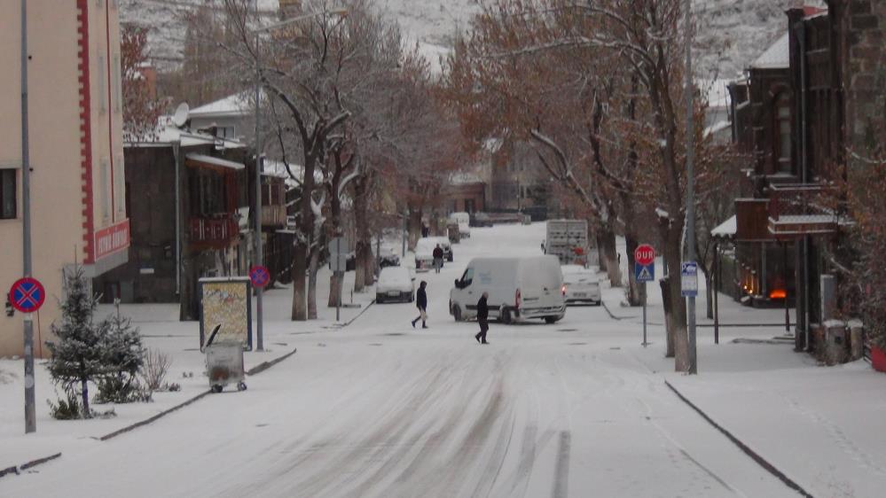 Kars kent merkezine mevsimin ilk karı yağdı