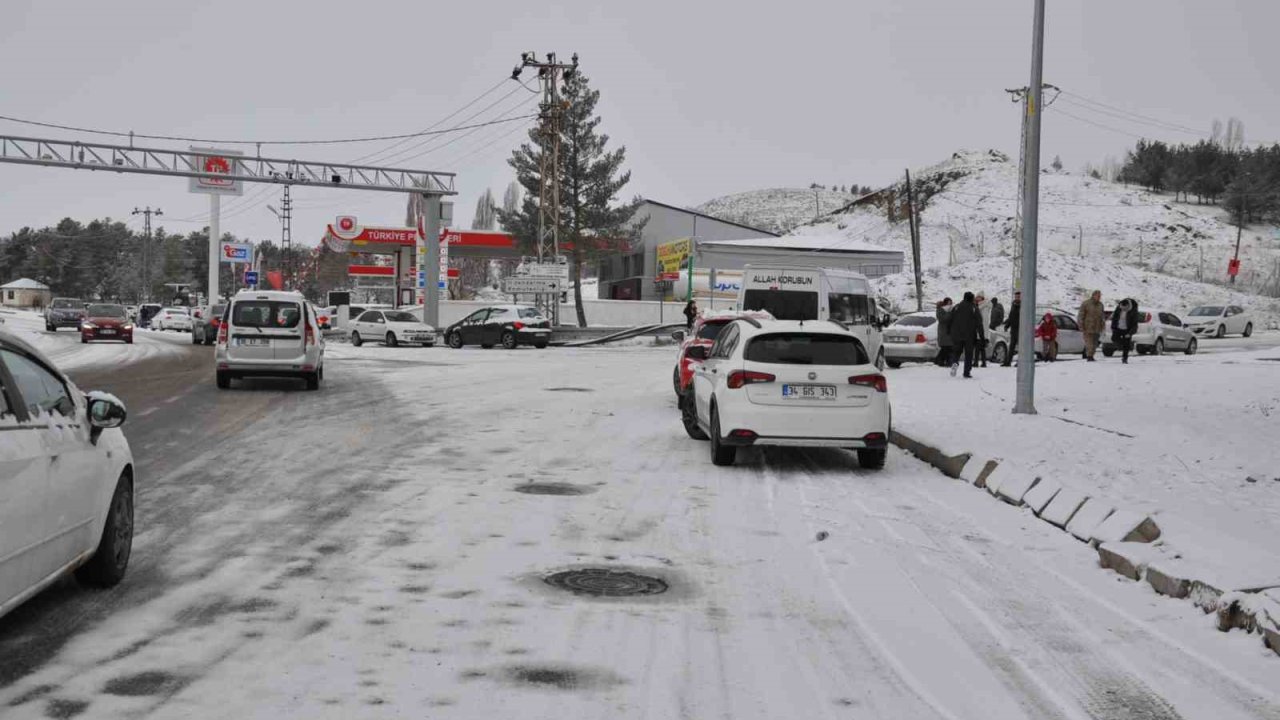 Kars’ta yollar buz pistine döndü