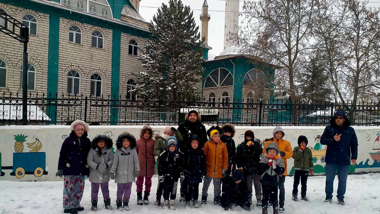 Domaniç’te çocuklar mevsimin ilk karını dualarla karşıladı