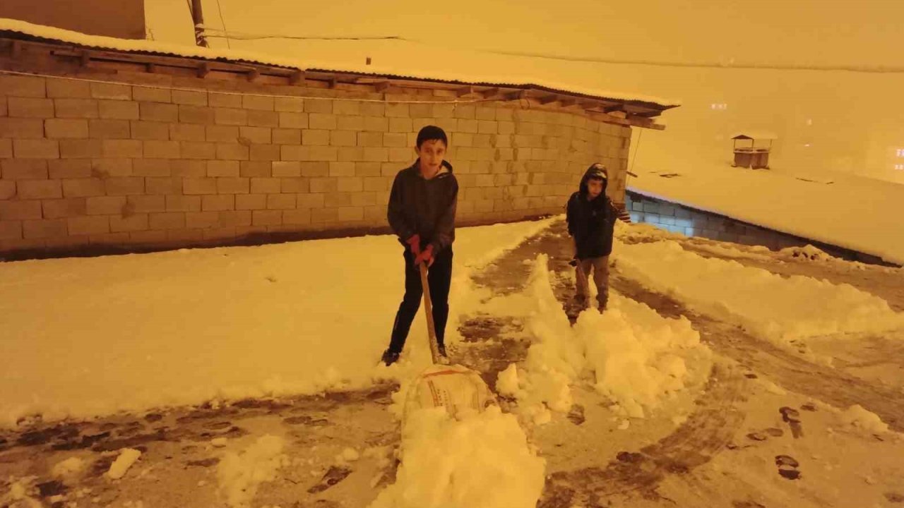 Toprak damlı evlerde kar küreme mesaisi