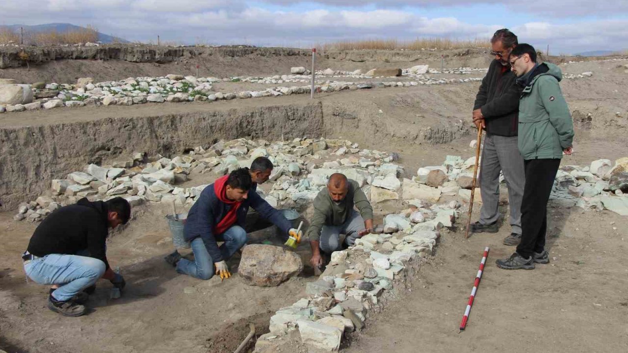 Oluz Höyük’te kutsal oda ve taş ortaya çıkarıldı: "Anadolu arkeolojisinde ilk”