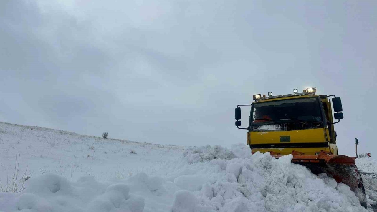 Büyükşehir’in kırsalda karla mücadelesi etkin şekilde sürüyor