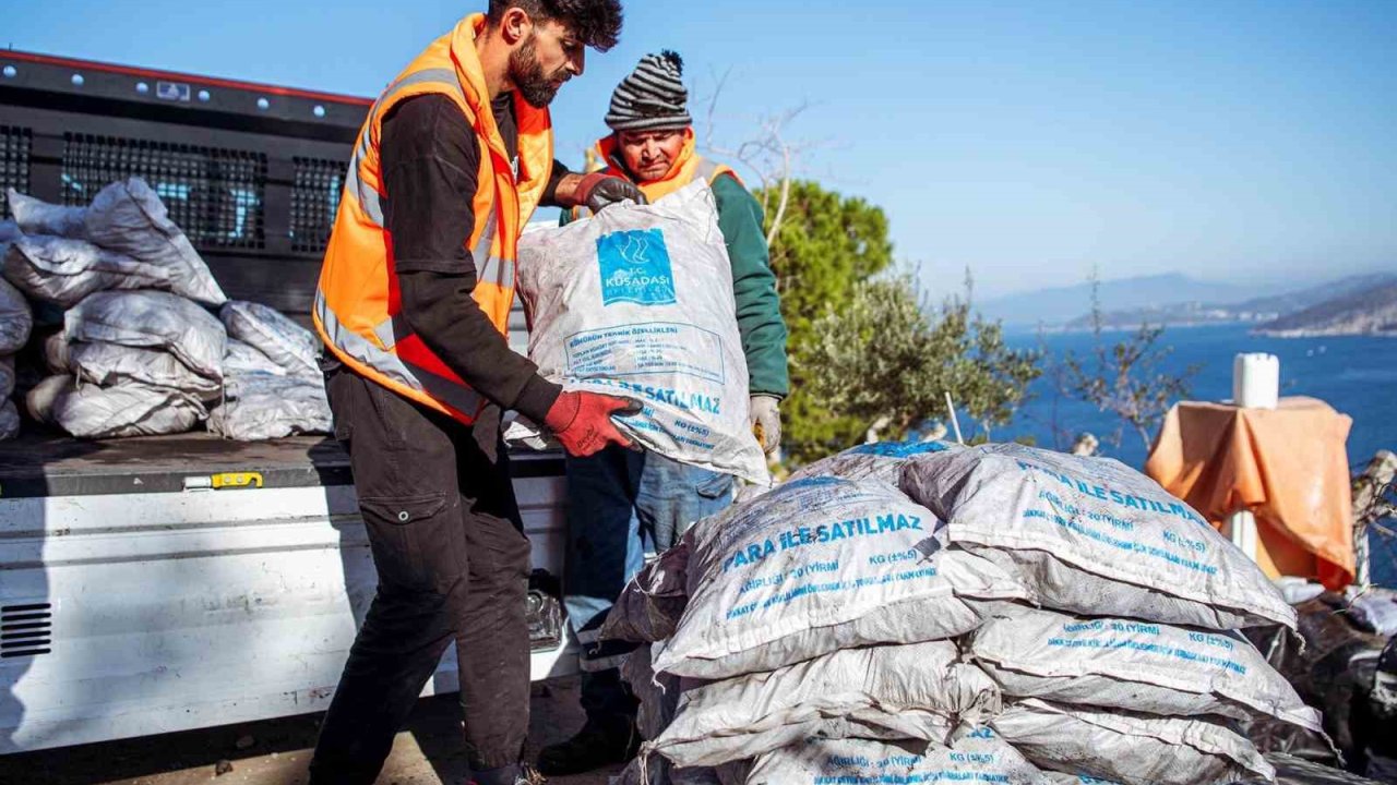 Kuşadası Belediyesi’nin yakacak yardımı başladı