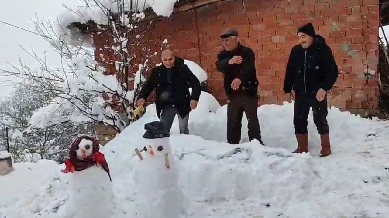 Tokat’ta kar yağışı halayla kutlandı