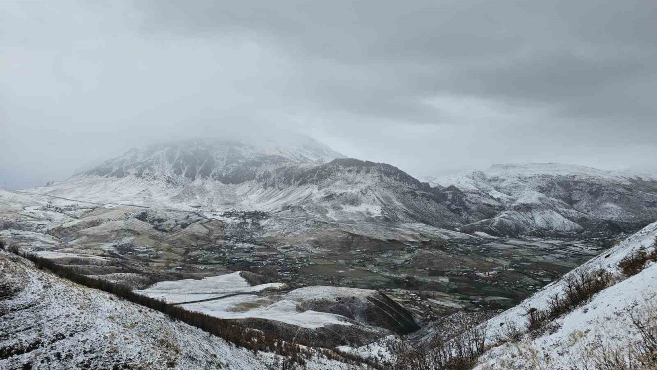 Siirt’te etkili olan kar yağışı kartpostallık görüntüler oluşturdu