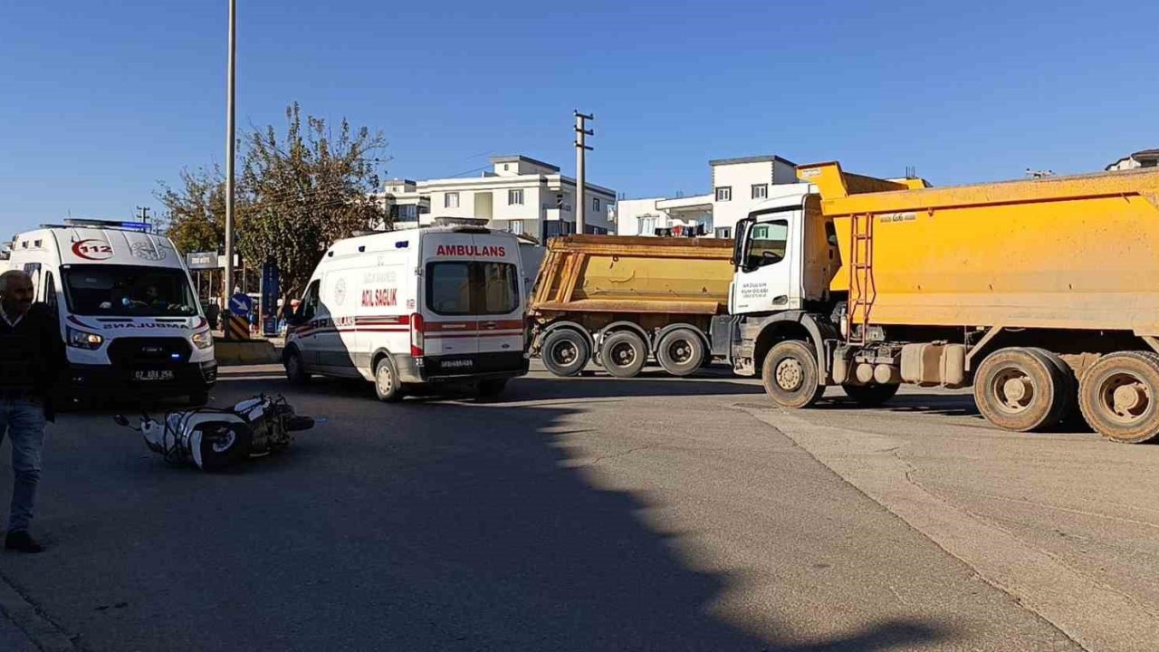 Kamyon ile motosiklet çarpıştı: 1’i ağır 2 kişi yaralandı