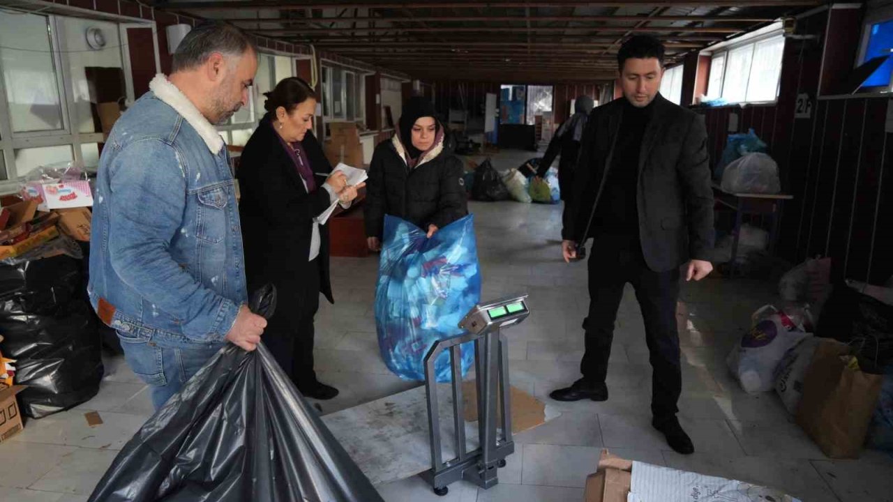 Geri dönüşümde örnek okul: 4 haftada 1 ton atık topladılar