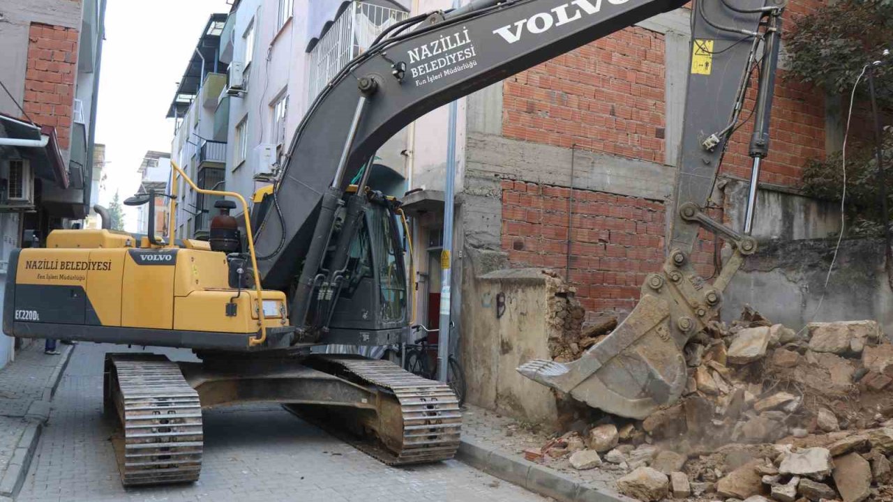 Nazilli’de metruk binaların yıkımı sürüyor