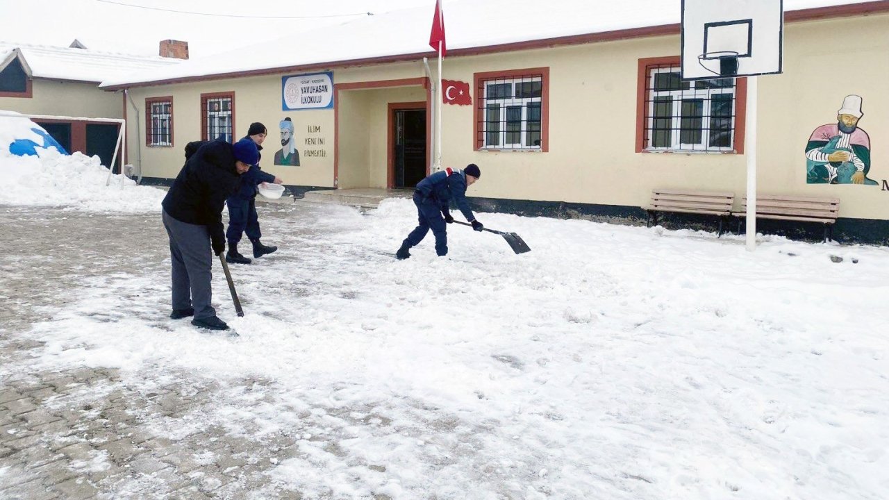 Jandarma, öğretmenlerle kar temizliği yaptı öğrenciler ile kartopu oynadı